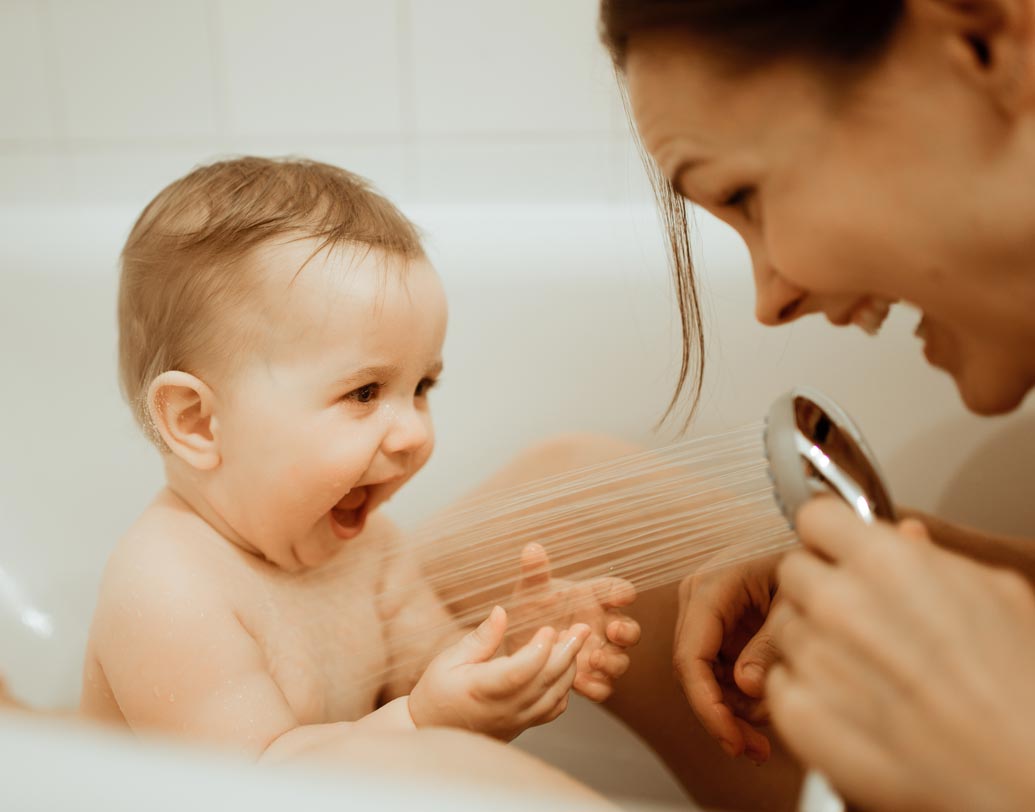 শিশু বা বাচ্চাদের কখনই বাথটবে একা ছেড়ে দেবেন না। ওদের জলে বসিয়ে দিয়ে অন্য কাজে মন দেবেন না।