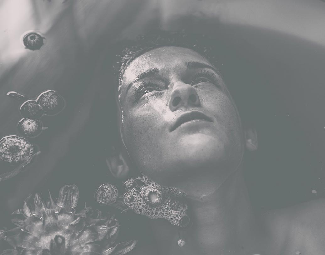 বাথটাবে ডুবে মৃত্যুর সংখ্যা মার্কিন যুক্তরাষ্ট্রেও বেশ উল্লেখযোগ্য। ২০০৬-এর ইউএস ফেডেরাল মর্টালিটি ডেটা অনুযায়ী, বাথটাবে ডুবে বা বাথটাবের মধ্যে পড়ে গিয়ে প্রতিদিন অন্তত একজন মার্কিন নাগরিকের মৃত্যু হয়।