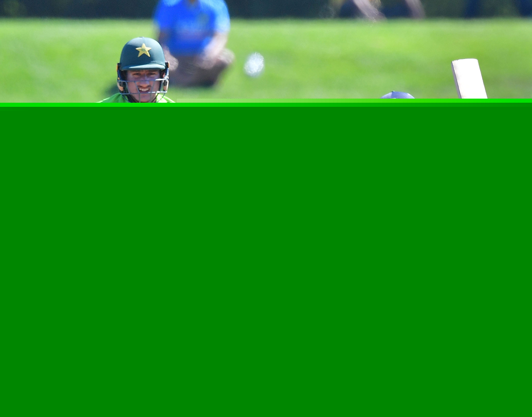 পৃথ্বী শ: মহারাষ্ট্রের এই ডানহাতিকে ভবিষ্যতের তারকা বলা শুরু হয়েছে বছরখানেক ধরেই। চলতি টুর্নামেন্টেও যথেষ্ট ফর্মে দেখা গিয়েছে যুব দলের অধিনায়ককে। ওপেনিংয়ে প্রথম থেকেই ভরসা দিয়েছে পৃথ্বীর ব্যাট।