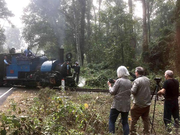 Foreigners are happy after riding the old Steam engine 