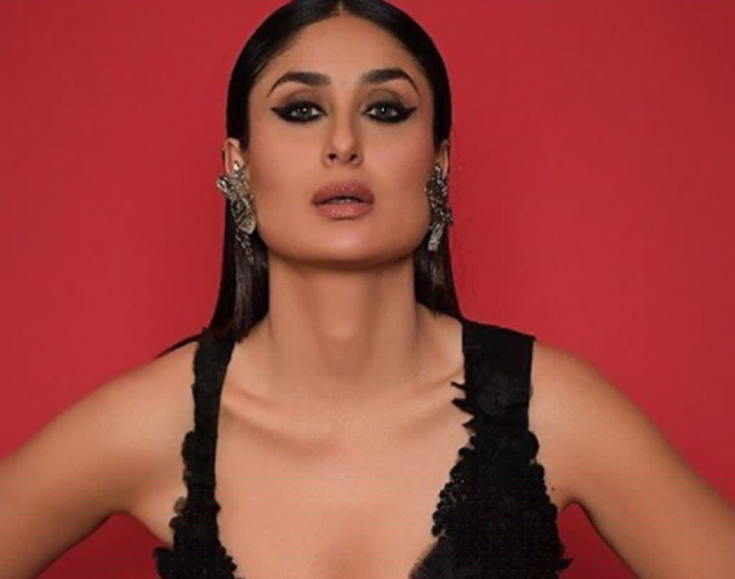 ন্যুড মেক আপে নজর কেড়েছেন করিনা। রাতের সাজে শুধুই চোখ এঁকেছিলেন হাল্কা আইলাইনারে।