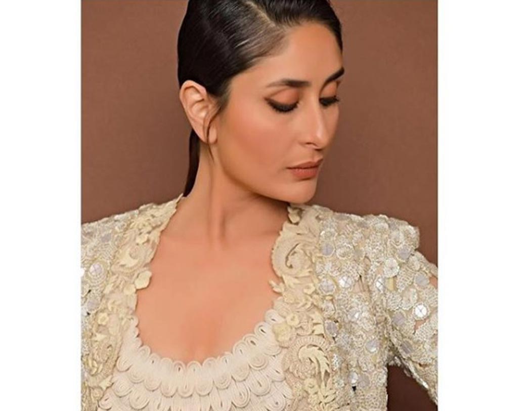 অনামিকার আরও একটি পোশাকেও নজর কেড়েছিলেন বেবো। সাদা নেট ও লেসের ড্রেসে মোহময়ী লুকে ধরা দিয়েছেন তিনি।