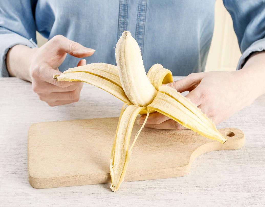 ফল: প্রচুর পরিমাণ ভিটামিন, মিনারেল, ফাইবার, অ্যান্টিঅক্সিড্যান্ট থাকায় ফল সুস্থ থাকার জন্য অত্যন্ত জরুরি। তবে একমাত্র পরিমিত পরিমাণ খেলেই।  কলা, খেজুর, আনারস, আম, আঙুরের মতো হাই গ্লাইসেমিক ইনডেক্সযুক্ত ফল বেশি খেলে টাইপ টু ডায়াবেটিসে আক্রান্ত হওয়ার ঝুঁকি বাড়ে।