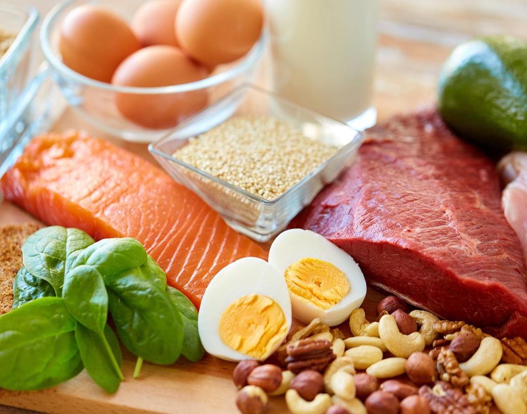 প্রোটিন সমৃদ্ধ খাবার: শরীরের কোষ, কলা ও হরমোন তৈরির জন্য প্রোটিন সবচেয়ে প্রয়োজনীয়। অতিরিক্ত প্রোটিন খেলে পৌষ্টিকতন্ত্র ও কিডনির ওপর চাপ পড়ে। ফলে রক্তে নাইট্রোজেন বর্জ্য জমা হতে থাকে।