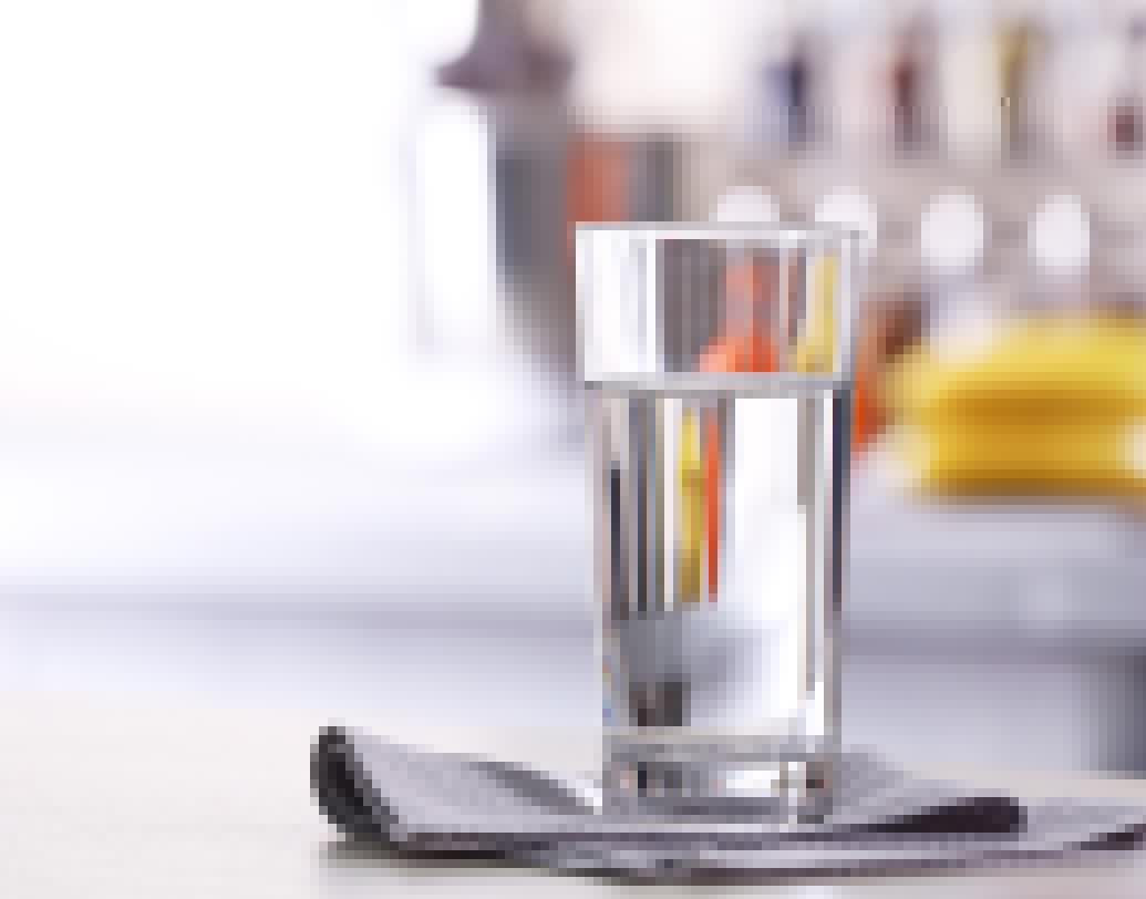 জল: সুস্থ থাকার জন্য পর্যাপ্ত হাইড্রেশন জরুরি। কিন্তু অতিরিক্ত জল খেলে শরীরে সোডিয়ামের ঘনত্ব কমে যায়। কোষের কার্যকারিতাও বাধা পায়। মস্তিষ্কে প্রদাহ হতে পারে।