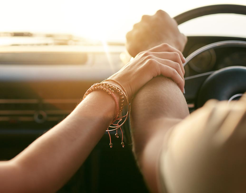 আশা: করা সঙ্গে আলাপ করা, বন্ধুত্ব হওয়া, একবার ডেট কোনও বড় ব্যাপার নয়। তাই প্রথম ডেট থেকেই অনেক কিছু আশা করতে শুরু করবেন না। সহজ ভাবে নিন।