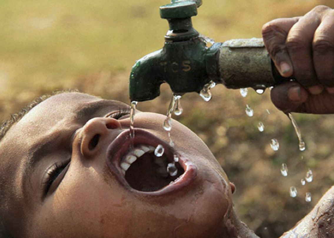 মূত্রের রং, গলা-ঠোঁট শুকিয়ে আসা শরীরে জলের ঘাটতির অন্যতম সিগন্যাল।