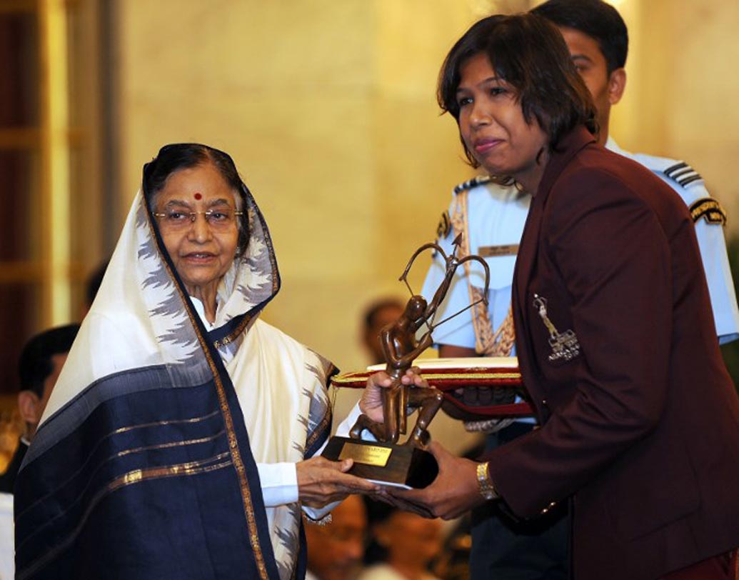 ২০০৭ সালে আইসিসি মহিলা বর্ষসেরা ক্রিকেটারের পুরস্কার পেয়েছেন এই বঙ্গ তনয়া। ২০১০ সালে পেয়েছেন অর্জুন পুরস্কার। ২০১২ সালে পদ্মশ্রী দিয়ে ঝুলনকে সম্মান জানায় ভারত সরকার।