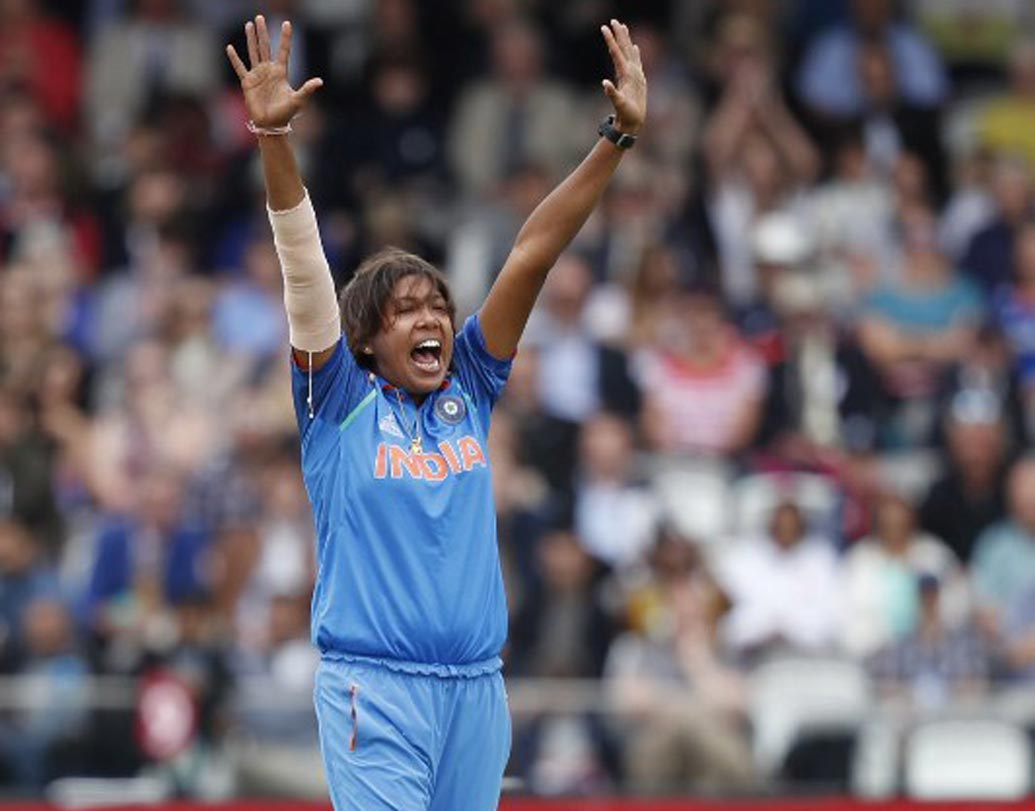 বিশ্ব ক্রিকেটের ইতিহাসে ২০০ উইকেট নিয়ে আজ অর্থাৎ ৭ ফেব্রুয়ারি ২০১৮-এ ইতিহাস তৈরি করলেন ঝুলন। মহিলা ক্রিকেটে ঝুলনই প্রথম যিনি ২০০ উইকেটের মালিক হলেন।