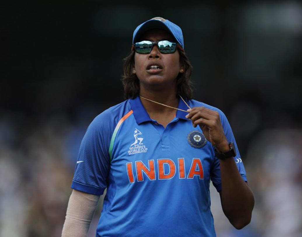 ওডিআই ক্রিকেটে ২০০ উইকেট নেওয়ার পাশাপাশি টেস্টে ৪০টি উইকেট আছে ঝুলনের। টি২০ ক্রিকেটে উইকেটের সংখ্যা ৫০। ওডিআই ক্রিকেটে সর্বোচ্চ উইকেট ঝুলনেরই।