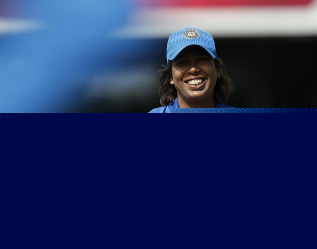 বিশ্ব মহিলা ক্রিকেটের দ্রুততম বোলারও ঝুলন। ঘণ্টায় গড়ে ১২০ কিলোমিটার বেগে বল করেন তিনি।