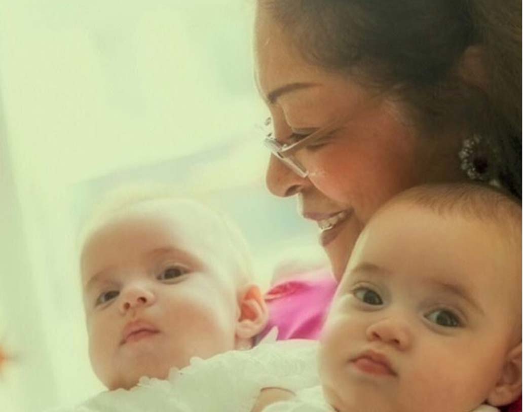 সন্তানদের ৬ মাস বয়সের এই ছবি শেয়ার করেছিলেন কর্ণ। গত বছর রাখির দিন সোশ্যাল মিডিয়ার নজর কেড়েছিল এই ছবি। কর্ণের মা হিরু জোহরের কোলে বসে রয়েছে যশ ও রুহি।