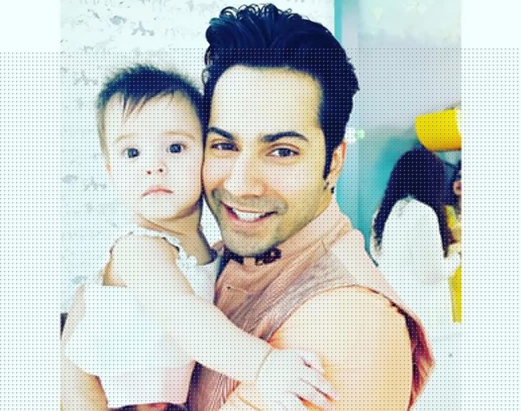 কর্ণ জোহরের ‘স্টুডেন্ট অব দ্য ইয়ার’ ছবি দিয়েই বলিউড অভিষেক হয়েছিল বরুণ ধবনের। গত বছর একটি পার্টিতে গিয়ে কর্ণের দুই সন্তানের সঙ্গে দেখা হয়েছিল বরুণের। সেখানেই রুহিকে কোলে নিয়ে এই ক্লিক। ছবিটি নিজেই শেয়ার করেছিলেন বরুণ।