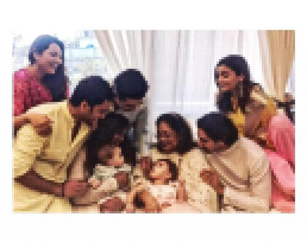 কর্ণের সন্তানদের সঙ্গে আড্ডা ও খেলায় মেতে পরিবার। ছিলেন আলিয়া ভট্টও। এই সুন্দর ছবিটি আলিয়াই শেয়ার করেছিলেন ইনস্টাগ্রামে।