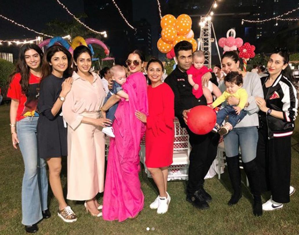 রানি মুখোপাধ্যায়ের মেয়ে আদিরার প্রথম জন্মদিনের পার্টি ছিল গত ৯ ডিসেম্বর। সেখানে গিয়েছিলেন বি-টাউনের বহু তারকা। বেশিরভাগ সেলেবরাই গিয়েছিলেন তাঁদের সন্তানদের নিয়ে। সেখানেও নজর কেড়েছিল এই যমজ স্টারকিড। ছবিটি ইনস্টাগ্রামে শেয়ার করেছিলেন শিল্পা শেট্টি।