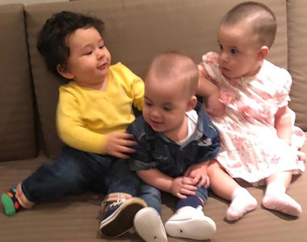 কর্ণ জোহরের দুই সন্তানের সঙ্গে কে বসে রয়েছে ধরতে পেরেছেন? করিনার ছেলে তৈমুর আলি খান। এই ছবি একটি নতুন বন্ধুত্ব গড়ে ওঠার প্রতীক। ক্যাপশনে এমনটাই লিখে সোশ্যাল মিডিয়ায় শেয়ার করেছিলেন কর্ণ।