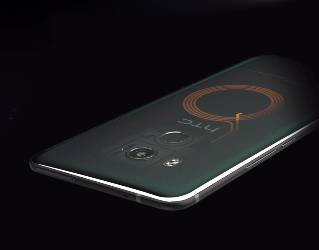 এইচটিসি ইউ-১১ প্লাস-এ রয়েছে ১২ মেগাপিক্সেল রিয়ার ক্যামেরা এবং ৮ মেগাপিক্সেলের সেলফি ক্যামেরা। দু’টির সঙ্গেই রয়েছে এলইডি ফ্ল্যাশ।