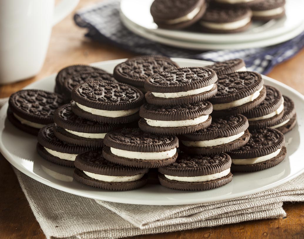 যখনই কোনও চকোলেট বা কুকি দেখে খেতে ইচ্ছা হবে নিজেকে প্রশ্ন করুন। এক পিস কুকি খেয়ে কি নিজেকে সন্তুষ্ট করতে পারবেন, নাকি ভাল করে স্বাস্থ্যকর খাবার খাবেন?