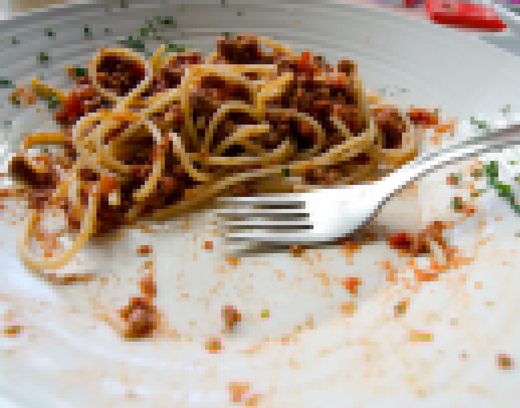 ছোট থেকে আমাদের শেখানো হয় খাবার নষ্ট না করতে। এর ফলে জোর করে ঠেসে ঠেসে খাওয়া অভ্যাস হয়। খাবার প্লেটে খেকে গেলে কোনও সমস্যা নেই। ঢাকা দিয়ে রেখে দিন পরে খাবেন বলে।