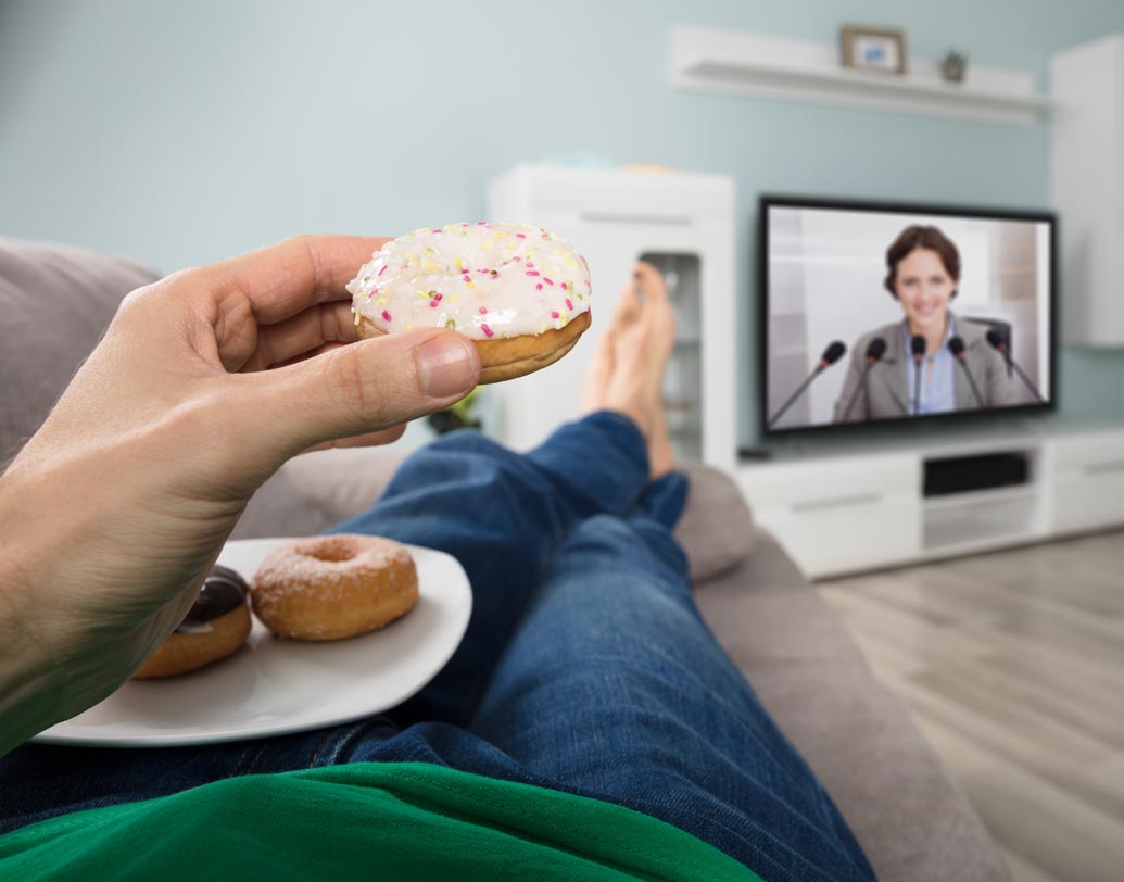 খাওয়ার সময় অন্য কোনও কাজ করবেন না। খেতে খেতে অন্য কাজে মন দিলে, যেমন কম্পিউটারে কাজ করলে বা টিভি দেখলে মন অন্য দিকে চলে যায়। ফলে বেশি খাওয়া হয়।