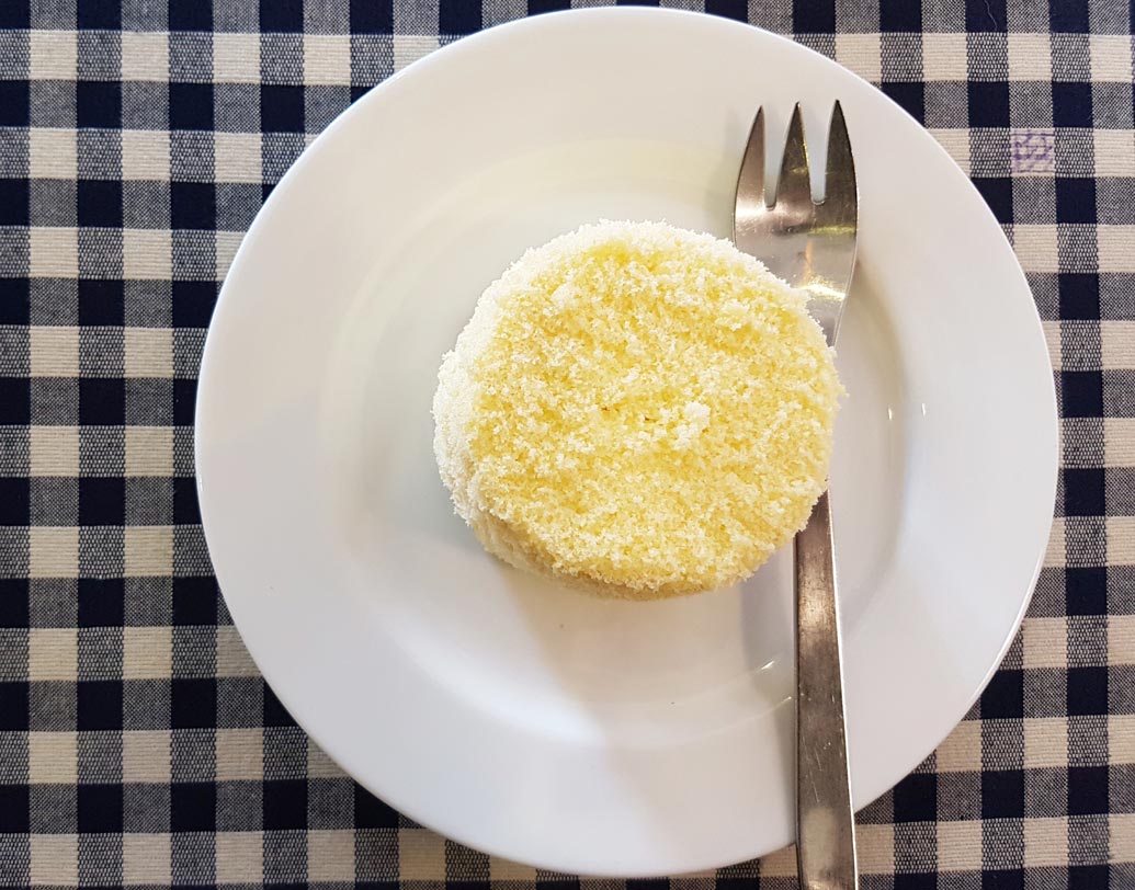 ছোট প্লেটে খাবার খান। বিশেষজ্ঞরা জানাচ্ছেন, আধুনিক স্ট্যান্ডার্ড সাইজের প্লেট ওজন কমানোর পথে সবচেয়ে বড় বাধা। ছোট প্লেটে অল্প খাবার নিলেই প্লেট ভরে যায়। মনে হয় পেট ভরে খাচ্ছেন। কিন্তু আসলে খাবার কম খাওয়া হয়।