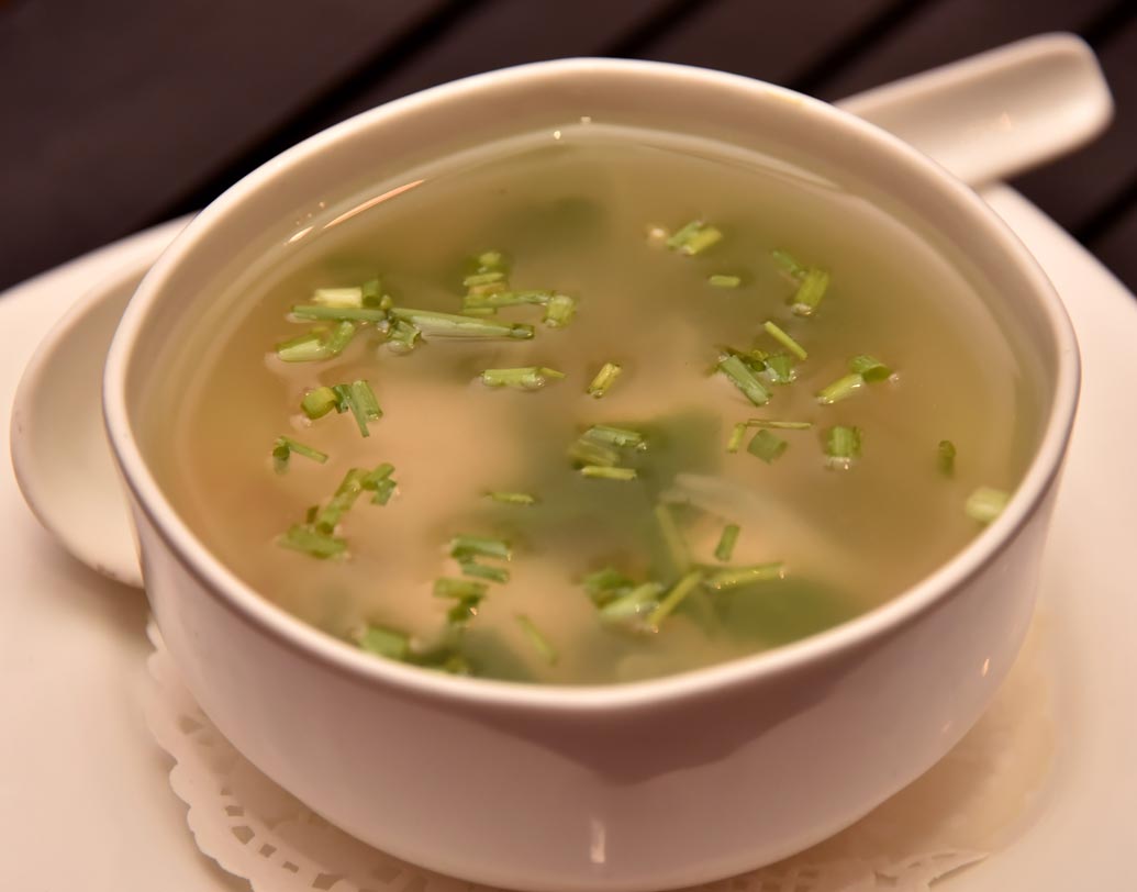 কম খাওয়ার জন্য নিজের মন প্রস্তুত করুন। খাওয়ার আগে নিজেকে বলুন সুস্বাদু খাবার খাচ্ছি আমি। খাবার উপভোগ করুন। এতে অল্প খেলেই পেট
 ভরে যাবে।