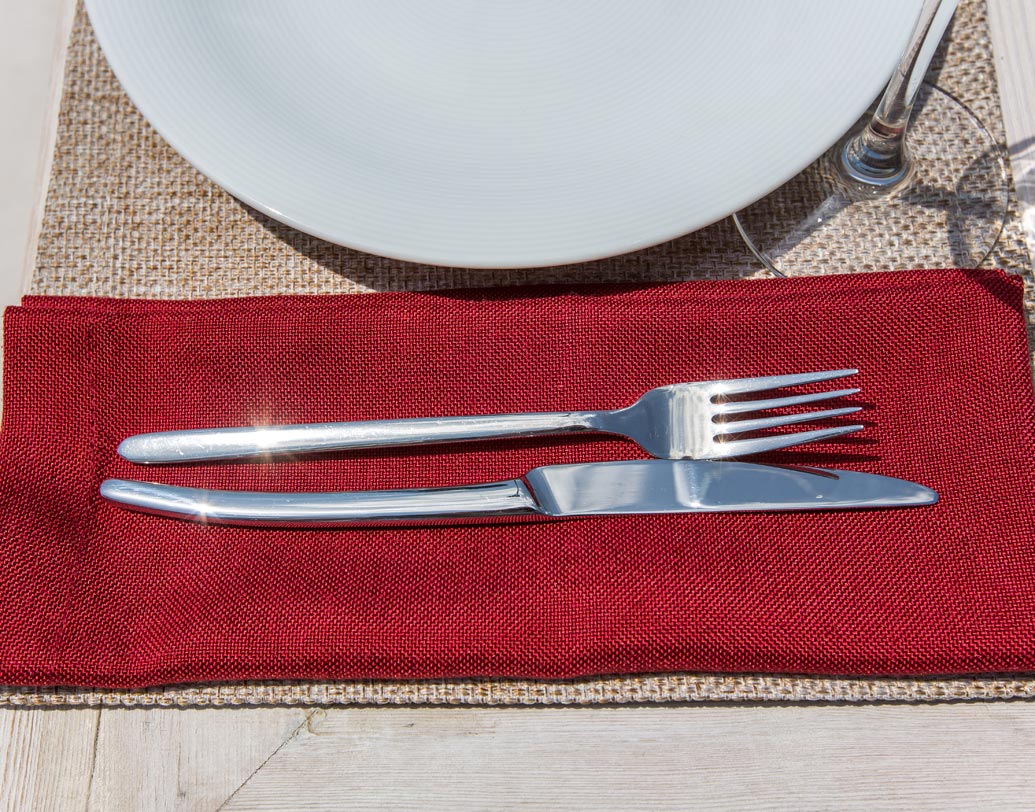 বড় ফর্ক বা কাঁটা দিয়ে খান। শুনতে অবাক লাগলেও আমরা মনে করি বড় ফর্কে খাবার বেশি ওঠে। তাই কম করে খাবার তুলি, খাইও অল্প অল্প করে। ছোট কাঁটার ক্ষেত্রে ঠিক উল্টোটা হয়। মনে হয় খাবার কম উঠবে তাই বেশি করে তুলি। খাইও বেশি করে।