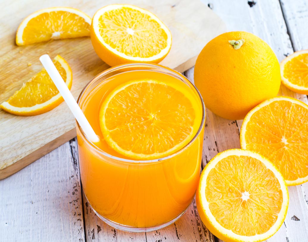 পাঁচ দিন ডায়েটের প্রথম দিন ডিটক্স করার সময়। এই দিন লিকুইড ডায়েটে থাকুন। সকাল বেলা গ্রিন টি বা লেমন হানি ইনফিউশন দিয়ে শুরু করুন। দুপুরের দিকে খেতে পারেন বাটারমিল্ক, গাজর বা বিটের রস। এ ছাড়াও চলতে পারে নিম্বু পানি বা ডাবের জল। ডিনারে খান হালকা ক্লিয়ার স্যুপ।