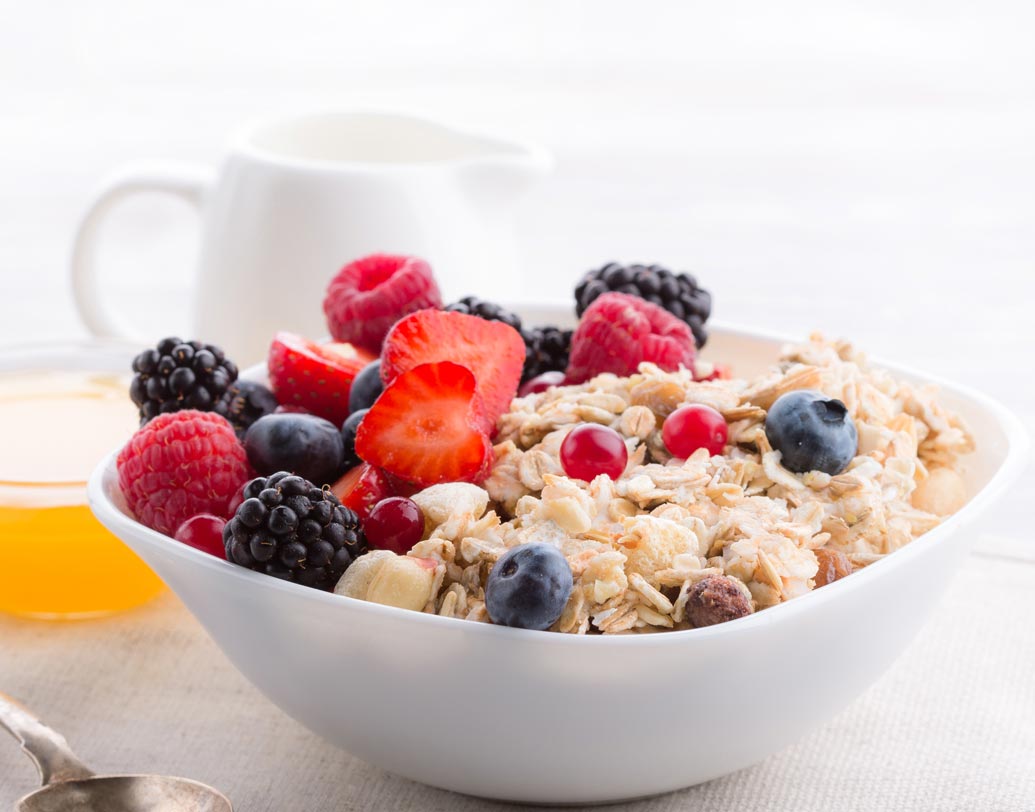 তৃতীয় দিন ভরসা রাখুন ওটসের ওপর। গ্লুটেন ফ্রি হওয়ার পাশাপাশি প্রচুর পরিমাণ ভিটামিন, মিনারেল, ফাইবার, অ্যান্টিঅক্সিড্যান্ট থাকায় ওটমিল অত্যন্ত স্বাস্থ্যকর খাবার। যা রক্তে শর্করার মাত্রা নিয়ন্ত্রণে রাখতেও সাহায্য করে।