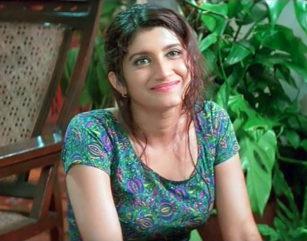 ‘দৈনিক ভাস্কর’কে দেওয়া সাক্ষাত্কারে স্মাইলি জানান, ২০১৭-এ তাঁর বাবা এবং ঠাকুমার মৃত্যু তাঁর জীবনে গভীর শূন্যতার সৃষ্টি করে। ক্রমশ একাকিত্ব তাঁকে গ্রাস করতে থাকে। এ ছাড়াও নানা কারণে তিনি সে সময় অবসাদগ্রস্ত হয়ে পড়েন।