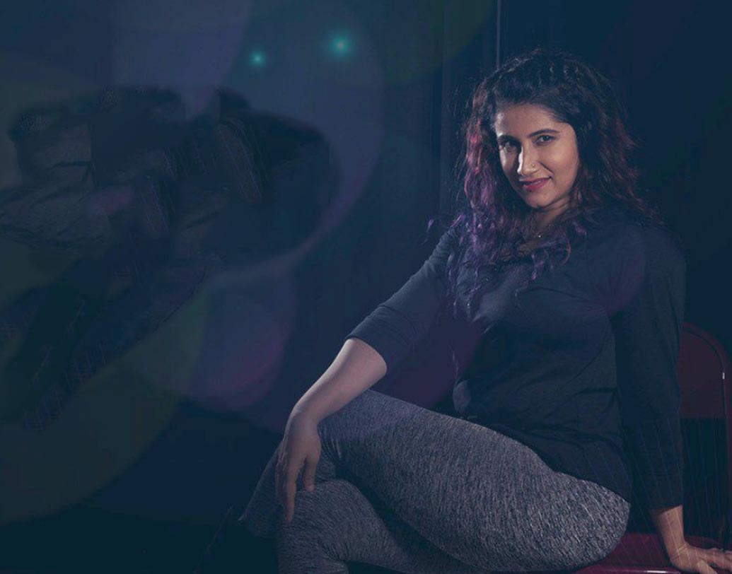 মডেল-ডান্সার থেকে বলিউডের অভিনেত্রী হয়ে ওঠা স্মাইলি জানান, চিকিত্সার পাশাপাশি পোল ডান্স এবং নিয়মিত যোগাভ্যাস তাঁকে একাকিত্ব, অবসাদ কাটাতে সাহায্য করেছে।