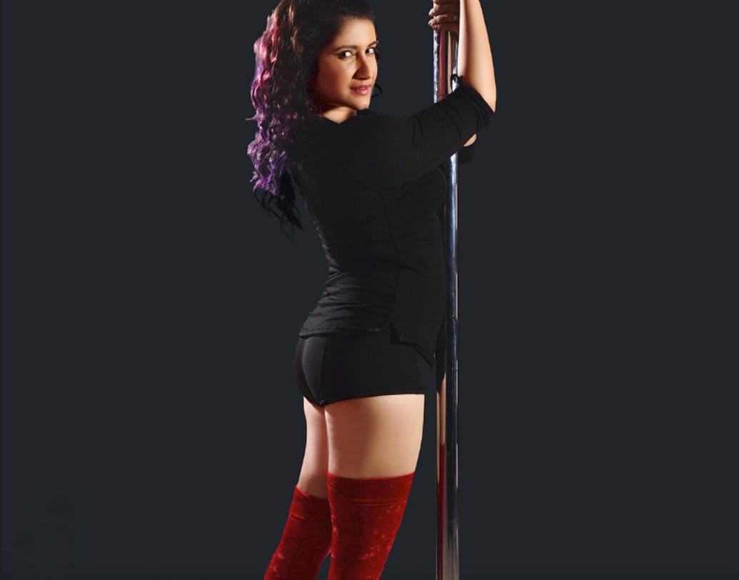 ছোটবেলা থেকেই প্রাচীন ভারতীয় শরীরচর্চা পদ্ধতি মল্লখাম্ব-র (অনেকটা জিমন্যাস্টিকের মতো) চর্চা করতেন স্মাইলি। নাচের প্রতি ঝোঁকও ছিল তাঁর। ফলে পোল ডান্স তাঁকে আকর্ষণ করেছে সহজেই।