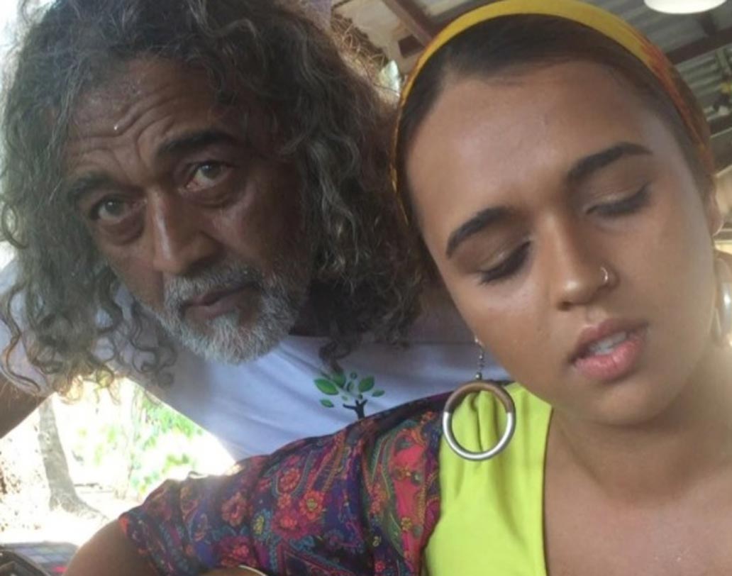 কে এই যুবতী? ইনি তাসমিয়া, লাকি আলির মেয়ে। সম্প্রতি মেয়েকে নিয়ে গোয়ায় বেড়াতে গিয়েছিলেন লাকি।