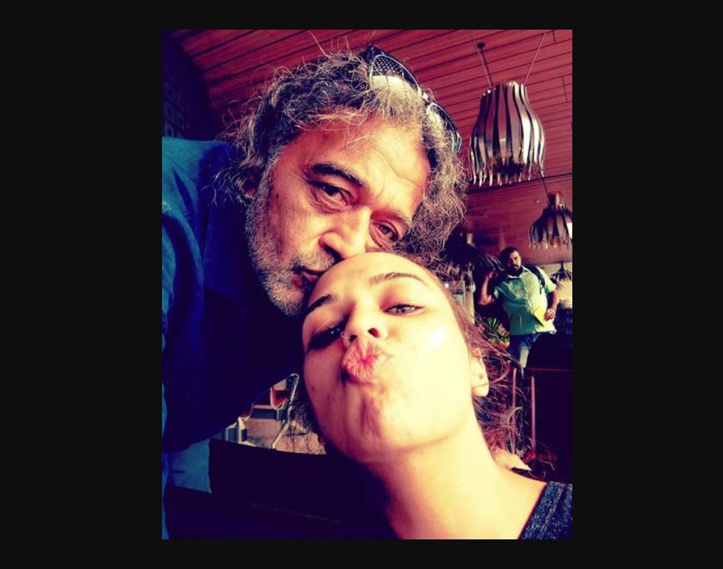 গান গাইতে ভালবাসেন তাসমিয়া। তাঁরও নাকি বাবার মতো সুমধুর গানের গলা। আড্ডার মাঝেই মেয়েকে গান গাইতে বলেন লাকি। গিটার হাতে লাকির ১৯ বছরের মেয়ে তখন একেবারে পেশাদার শিল্পী। ইউটিউবে নিজস্ব চ্যানেল রয়েছে তাঁর। নিয়মিত নিজের গান আপলোডও করেন তাসমিয়া। যদিও এখনও পর্যন্ত একটিও হিন্দি গান শেয়ার করেননি তিনি।