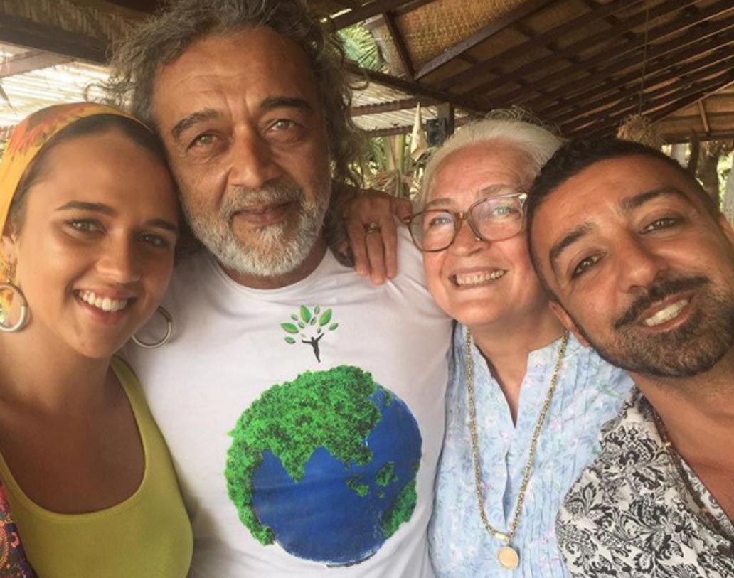 গোয়ার মোরজিম বিচে বেড়াতে বেড়াতেই নাফিসা আলি ও অভিনেতা জ্বালা আঘার ছেলে সালিম ক্রিস্টোফারের সঙ্গে দেখা হয়েছিল লাকি ও তাঁর মেয়ের। এক সঙ্গে লাঞ্চ করতে গিয়েছিলেন তাঁরা।