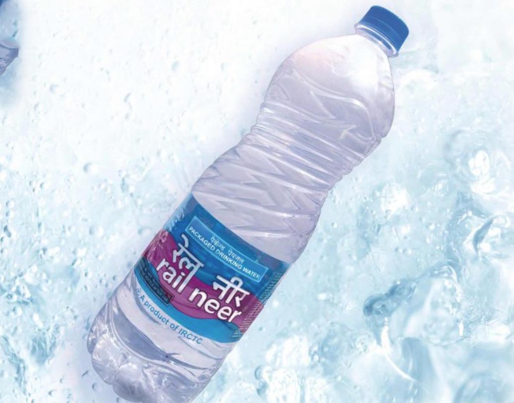 প্যাকেটজাত জল রেল নীর-এর (১ লিটার) দাম ১৫ টাকা এবং ৫০০ এমএল-এর দাম ১০ টাকা। যা স্টেশন এবং ট্রেন দু’জায়গাতেই এক।