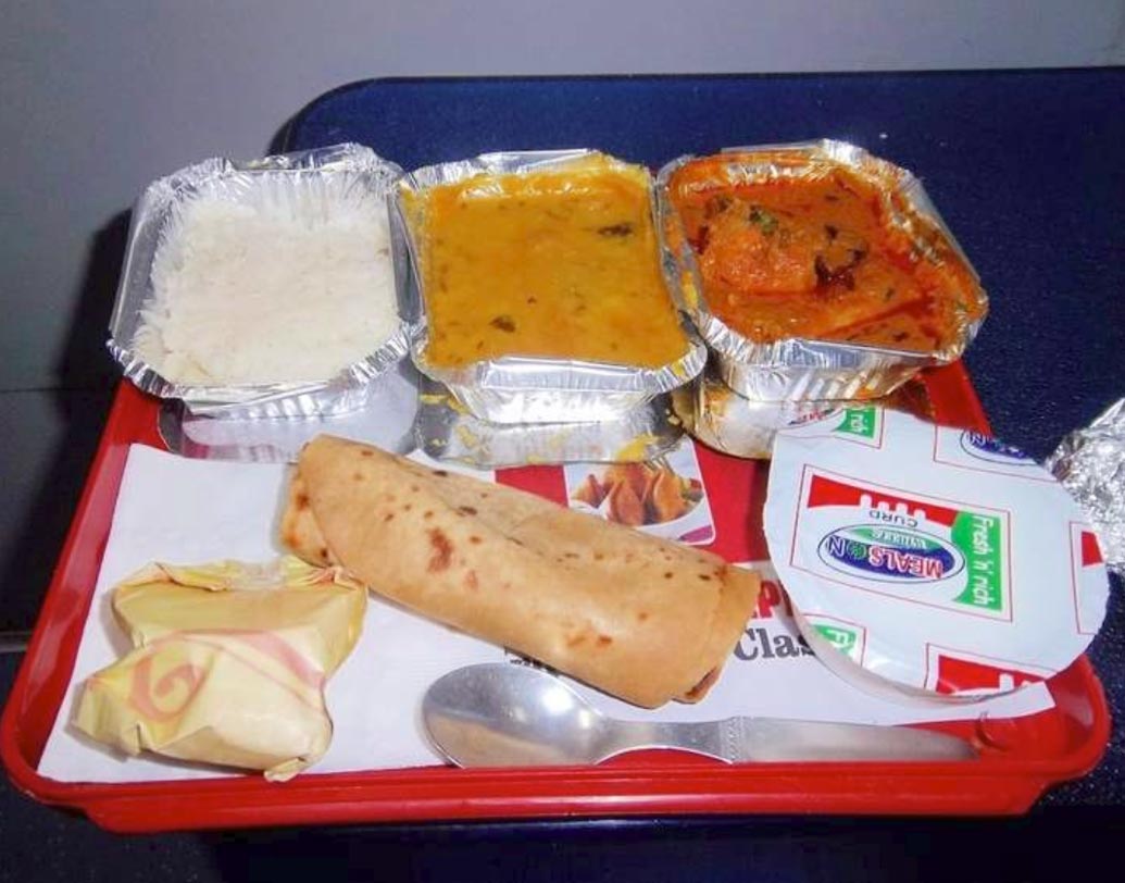 স্ট্যান্ডার্ড ক্যাসারোল নিরামিষ খাবারের দাম স্টেশনে ৪৫ টাকা এবং ট্রেনে ৫০ টাকা। আমিষ খাবার স্টেশনে ৫০ টাকা এবং ট্রেনের মধ্যে ৫৫ টাকায় পাওয়া যাবে।