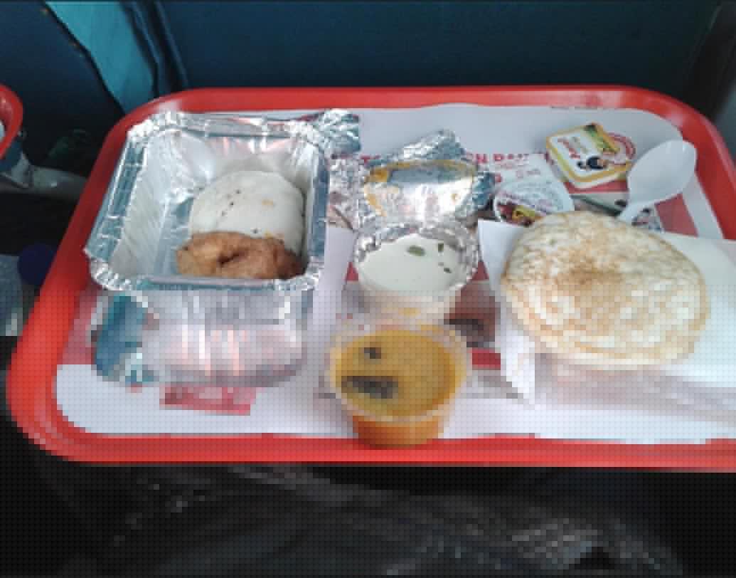 নিরামিষ ব্রেকফাস্ট ( ব্রেড-বাটার-কাটলেট, উপমা-বড়া বা পোঙ্গল-বড়া, ইডলি-বড়া) স্টেশনে ২৫ টাকা আর ট্রেনে তার দাম পড়বে ৩০ টাকা। আমিষ ব্রেকফাস্টের (ব্রেড, বাটার ও ওমলেট) স্টেশনে দাম ৩০ এবং ট্রেনের মধ্যে দাম ৩৫ টাকা।