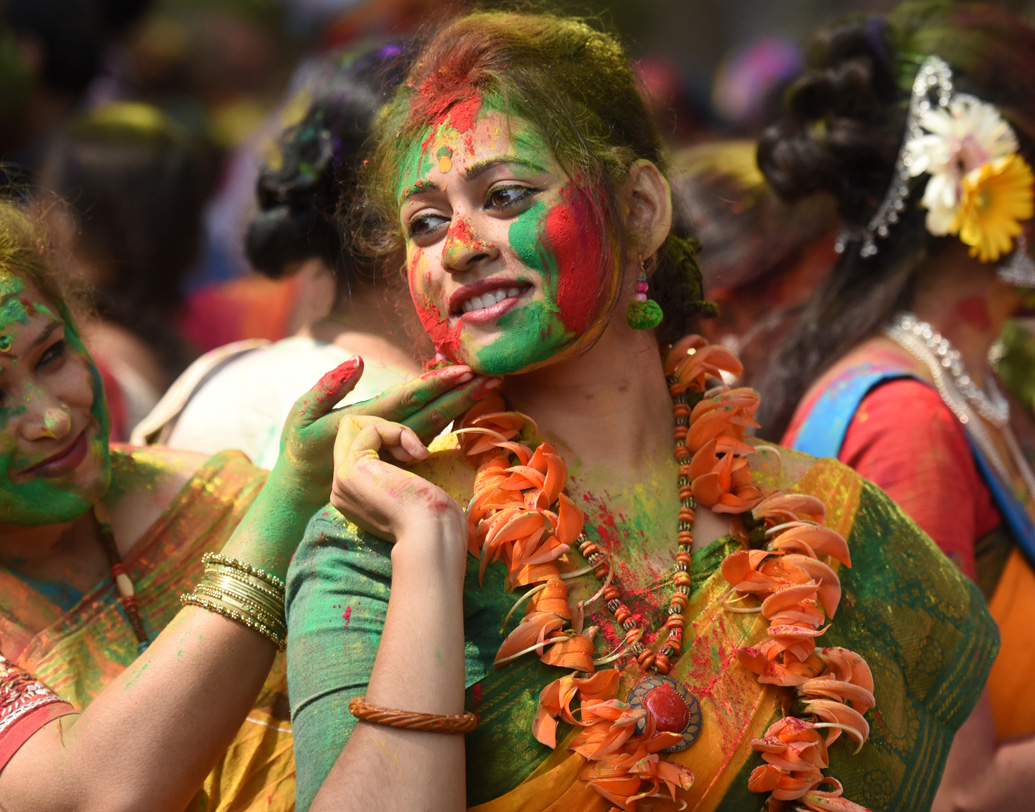 বসন্ত উৎসবের সময় নানা রঙের মানুষজনের ভিড়ে রাঙা হয়ে ওঠে শান্তিনিকেতন। রবি ঠাকুরের গান, প্রভাতফেরি, মেলা, আবির-রঙে মাখামাখি— গোটা শহর জুড়েই অন্য মাত্রা এনে দেয় বছরের এই সময়টা। বন্ধুবান্ধব বা পরিজন নিয়ে এক বার রওনা হতেই পারেন শান্তিনিকেতনের পথে। —ফাইল চিত্র।