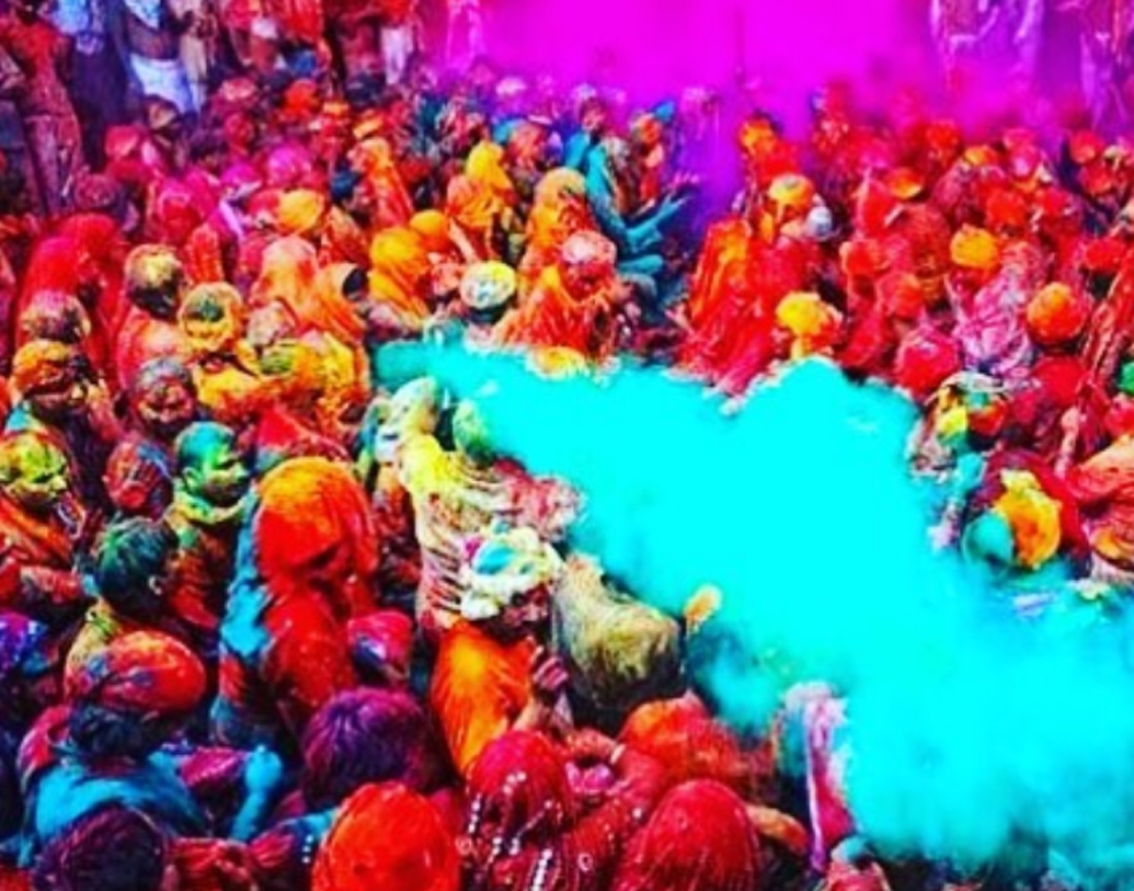 হোলির দিনে নয়। বরং তার পরের দিন পঞ্জাবের হোলা মহল্লায় পালিত হয় হোলি। প্রথা মেনে আনন্দপুর সাহিবে চলে তিন দিনের উৎসব। মার্শাল আর্ট, খানাপিনা, কীর্তন, চলে সব কিছুই। ছবি: অমৃত দেহরের ইনস্টাগ্রাম অ্যাকাউন্টের সৌজন্যে।