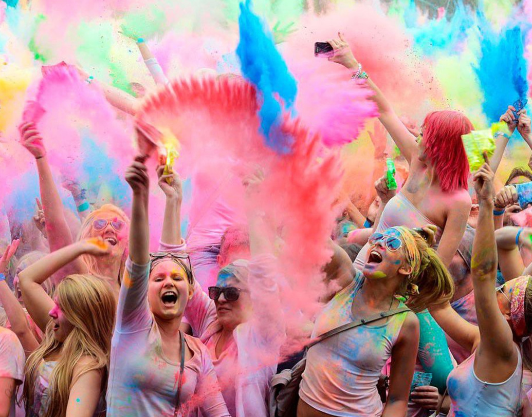 দক্ষিণ ভারতের খুব কম জায়গাতেই হাম্পির মতো হোলির উৎসব চোখে পড়বে। দেশীয় মানুষদের সঙ্গে সঙ্গে ভিড় করেন বিদেশি পর্যটকেরাও। নাচাগানার পাশাপাশি চলে রঙের খেলাও। ছবি: সংগৃহীত।