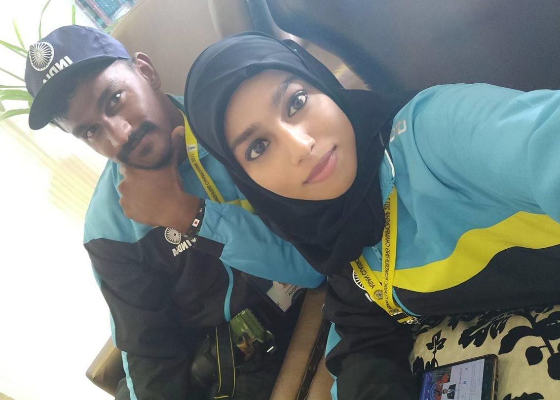 কী ভাবে বডি বিল্ডিংয়ে আসা? মাজিজিয়া জানান, ২০১৬ সালে মনে প্রথম ইচ্ছাটা জন্মেছিল বক্সিং নিয়ে। কিন্তু হিজাব পরে বক্সিং রিংয়ে ঢোকার অনুমতি মেলেনি তাঁর। তাঁর পরই স্বামী তাঁকে বডি বিল্ডিংয়ে অংশ নেওয়ার পরামর্শ দেন। কিন্তু বডি বিল্ডার মানেই তো কম পোশাক। আর কম পোশাকে তিনি একেবারেই সাবলীল নন। তবে কি শেষমেশ বক্সিংয়ের মতোই এই স্বপ্নটাও ছেড়ে দিতে হবে! প্রশ্নগুলো ঘুরপাক খাচ্ছিল মনে। মুশকিল আসান করে দেন তাঁর স্বামীই।