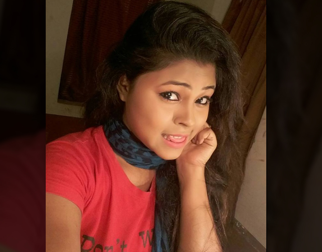 অনেকের ঠিক এই সব জায়গা থেকেই শুরু হয় অবসাদ। রঙিন ফানুসের স্বপ্নে ভাঙন ধরে। কেউ টিকে যান অন্য ভাবে। কেউ বা লড়াই ছেড়ে দেন। কেউ কেউ মেনে নিতে পারেন না। বেছে নেন আত্মহত্যার মতো চরম পথও। যেমন করলেন মৌমিতা সাহা। রিজেন্ট পার্ক এলাকার অশোকনগরে শুক্রবার রাতে উদ্ধার হয় মৌমিতার ঝুলন্ত দেহ। উদ্ধার হয় সুইসাইড নোট। সেখানে লেখা ‘আমার আর অভিনেত্রী হওয়া হল না’। মৌমিতাই প্রথম নন। গ্ল্যামার দুনিয়ায় এমন মৃত্যু আগেও অনেক ঘটেছে।