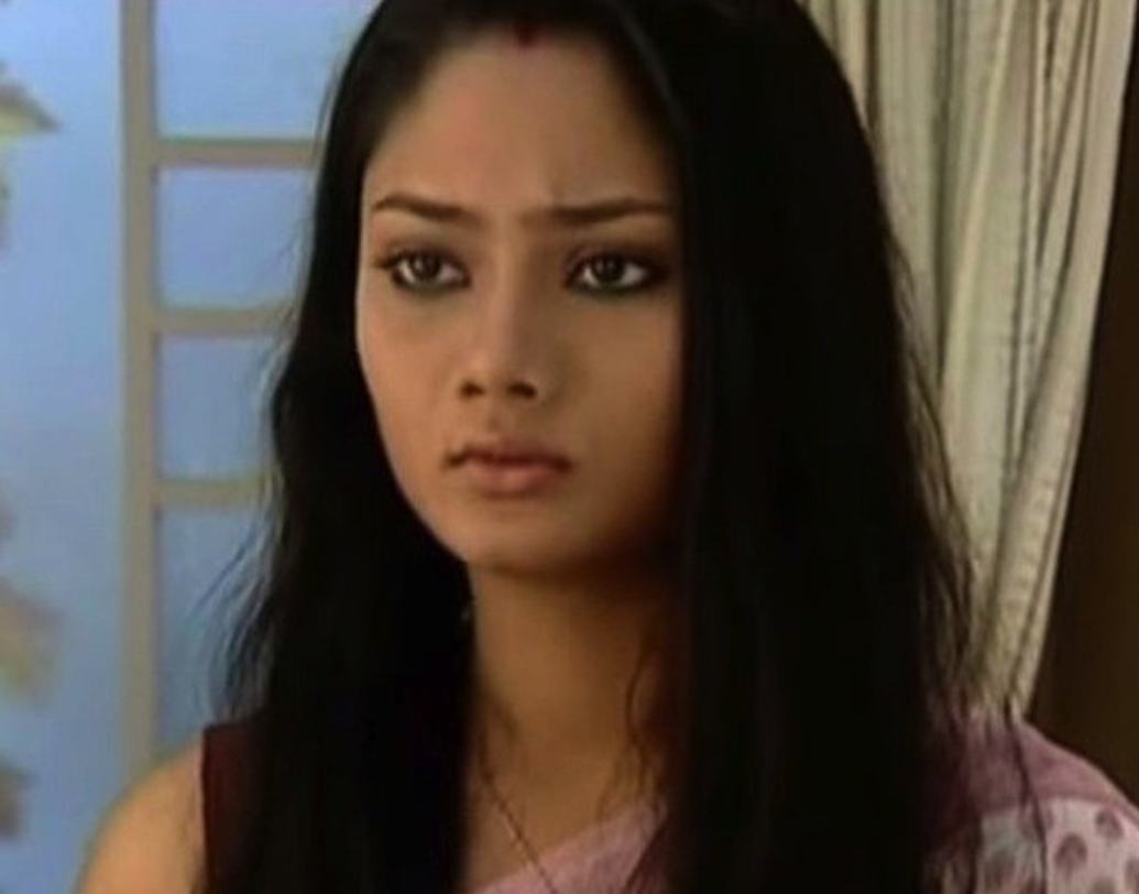 ২০১৫-র এপ্রিল। ২৩ বছর বয়সে আত্মঘাতী হন টেলি অভিনেত্রী দিশা গঙ্গোপাধ্যায়। পর্ণশ্রীর বাড়ি থেকে উদ্ধার হয় তাঁর দেহ। ‘তুমি আসবে বলে’ ধারাবাহিকে সাফল্য পেয়েছিলেন দিশা। হয়তো আরও সাফল্যের আকাঙ্ক্ষা আর তা না পাওয়ার হতাশায় অবসাদ গ্রাস করেছিল দিশাকে। আর তা থেকেই হয়তো জীবনের লড়াইটা থেকেই নিজেকে সরিয়ে নেওয়ার সিদ্ধান্ত নিয়েছিলেন।