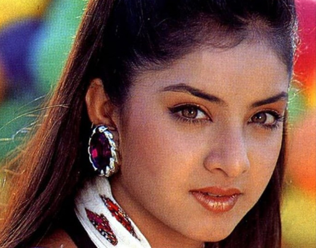 মাত্র ১৯ বছর বয়সে মর্মান্তিক মৃত্যু দিব্যা ভারতীর। ১৯৯৩ সালের ৫ এপ্রিল মুম্বইয়ে ছ’তলার নিজের ফ্ল্যাটের জানলা গলে পড়ে গিয়ে মৃত্যু হয় এই বলি অভিনেত্রীর। মৃত্যুর কারণ নিয়ে আজও রহস্য রয়েছে।