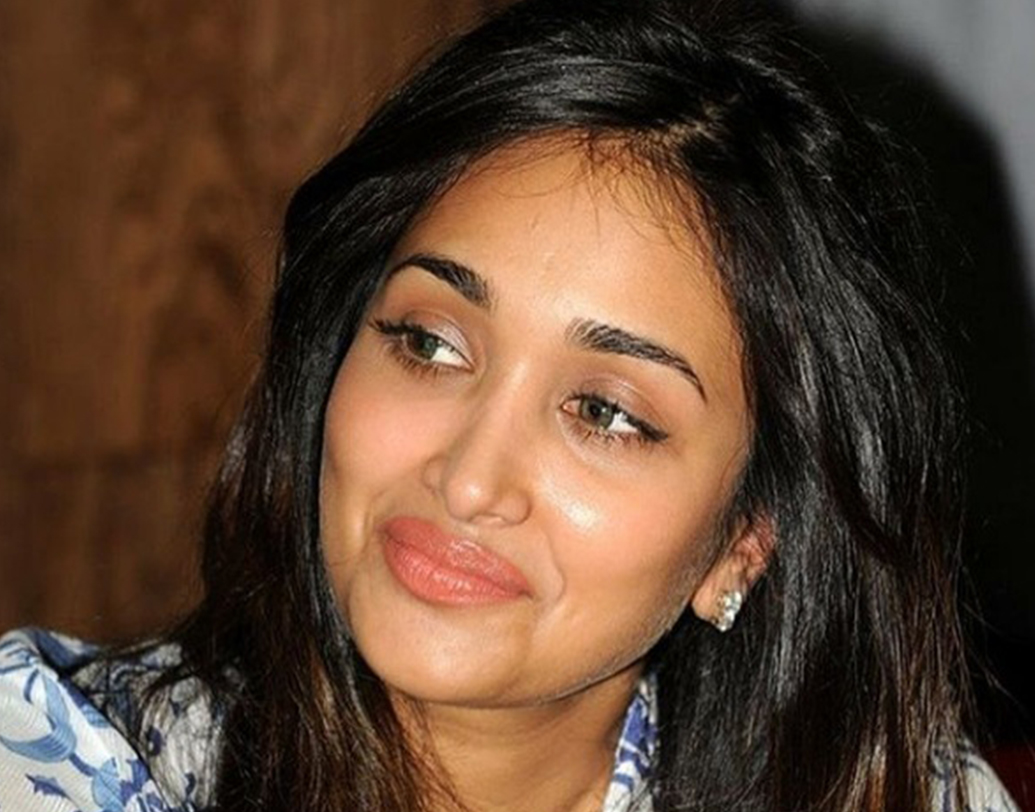 রামগোপাল বর্মার ‘নিঃশব্দ’-এ অমিতাভ বচ্চনের সঙ্গে পাল্লা দিয়ে অভিনয় করেছিলেন জিয়া খান। ‘গজনি’তে আমির খানের বিপরীতে তাঁর অভিনয় মন কেড়েছিল সমালোচকদের। ২০১৩ সালে মাত্র ২৫ বছর বয়সে আত্মহত্যা করেন এই অভিনেত্রী। শোনা যায়, অভিনেতা সূরজ পাঞ্চোলির সঙ্গে তাঁর প্রেমের সম্পর্ক ছিল। ফিল্মি দুনিয়ার প্রেম পরিণতি না পাওয়াতেই কি আত্মঘাতী হয়েছিলেন জিয়া?