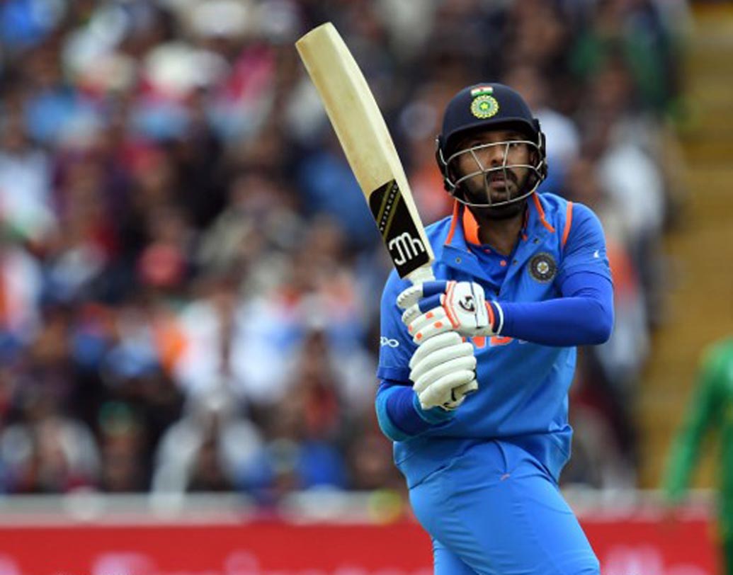 যুবরাজ সিংহ: এই সিরিজে ধারাবাহিক ছিলেন না যুবি। তবে, দলের প্রয়োজনের সময় রান এসেছিল তাঁর ব্যাট থেকে। গৌতমের মতো দলে ফেরার লড়াই চালাচ্ছেন যুবিও।