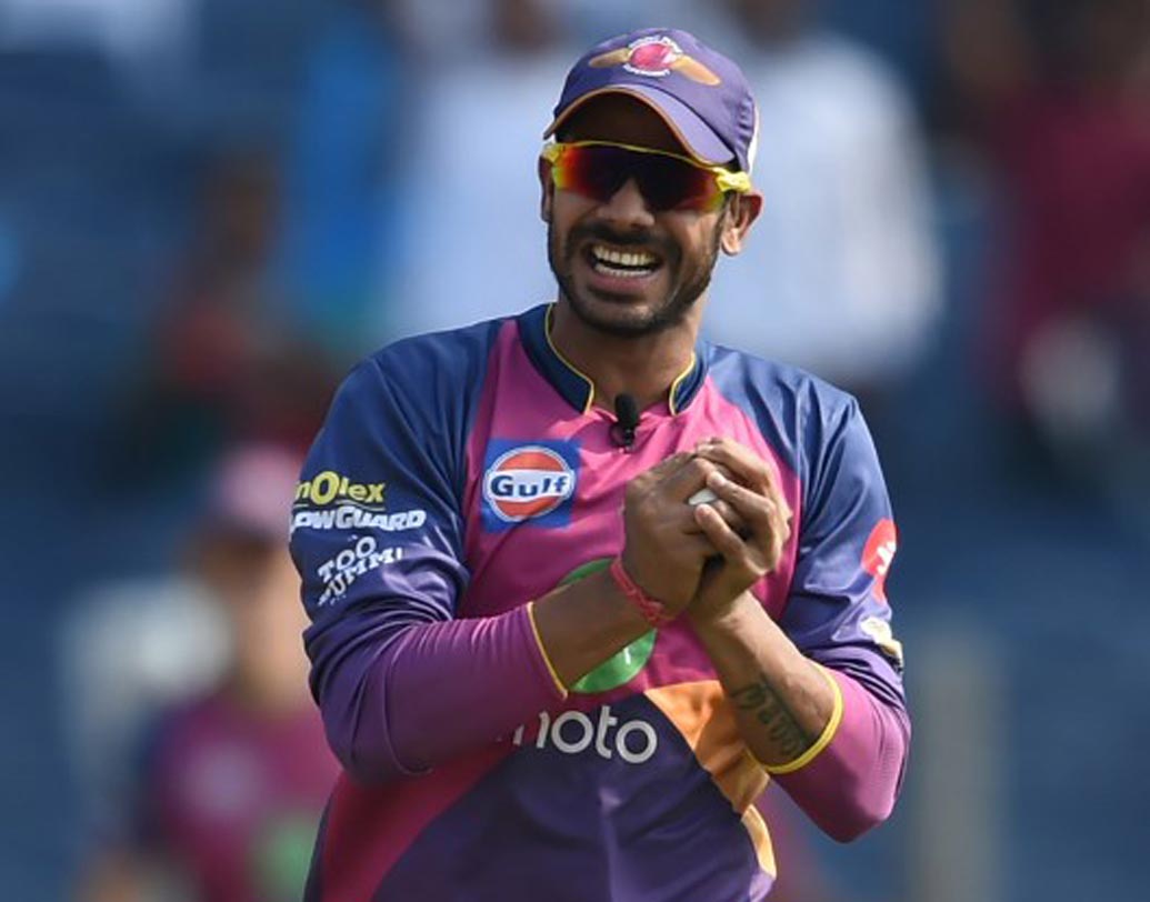 মনোজ তিওয়ারি: সিবি সিরিজের প্রথম ম্যাচে টিম ইন্ডিয়ার হয়ে এক দিনের ক্রিকেটে অভিষেক হয় মনোজের। ওই ম্যাচে মাত্র ২ রান করে প্যাভিলিয়নে ফেরেন তিনি। এর পর ওই সিরিজের আর একটি ম্যাচেও সুযোগ দেওয়া হয়নি মনোজ তিওয়ারিকে। এখনও বাংলার দলে নিয়মিত হলেও ভারতীয় দল থেকে বহু যোজন দূরে এই ব্যাটসম্যান।