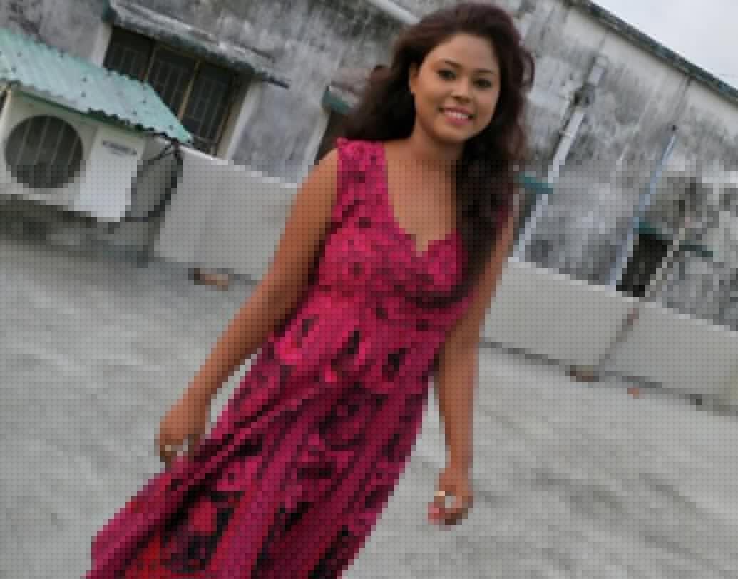 দু’চোখে অভিনেত্রী হওয়ার স্বপ্ন নিয়ে ব্যান্ডেল থেকে কলকাতায় এসেছিলেন মৌমিতা। ২৩ বছরের মৌমিতা থাকতেন রিজেন্ট পার্ক থানার অশোকনগরে। পুলিশ সূত্রে জানা গিয়েছে, ফ্ল্যাট ভাড়া নিয়ে একাই থাকতেন মৌমিতা।