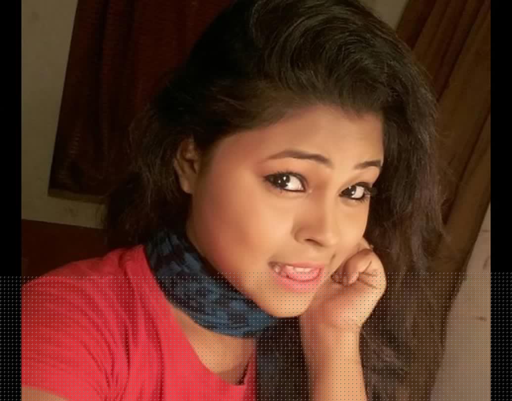 শুক্রবার দুপুর থেকে মৌমিতাকে ফোনে পাননি বাড়ির লোক। পরে তাঁরা বাড়িওয়ালাকে বিষয়টি জানানো হয়। বাড়িওয়ালার দাবি, মৌমিতার ঘরের দরজা ভিতর থেকে বন্ধ ছিল। কোনও সাড়া না পেয়ে তিনি প্রতিবেশীদের নিয়ে দরজা ভাঙেন। তখনই ওড়নার ফাঁস থেকে মৌমিতার ঝুলন্ত দেহ দেখা যায়।